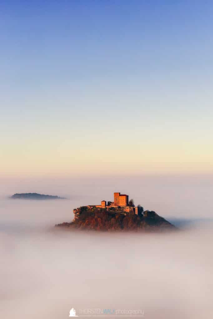 Trifels im Nebel